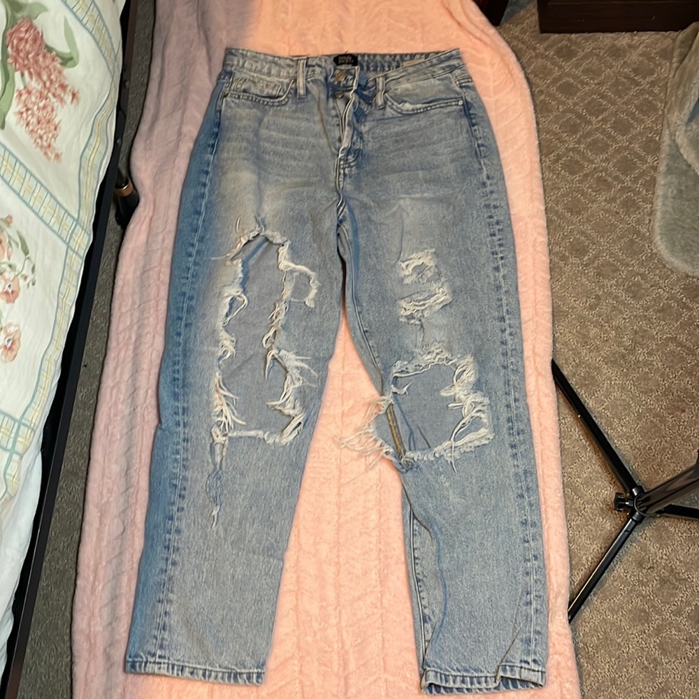Super-Ripped Light Wash Mom-Jeans Size 5/27